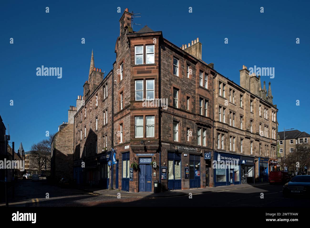 Greenmantle Public House all'angolo tra West Crosscauseway e Nicolson Street, Newington, Edimburgo, Scozia, Regno Unito. Foto Stock