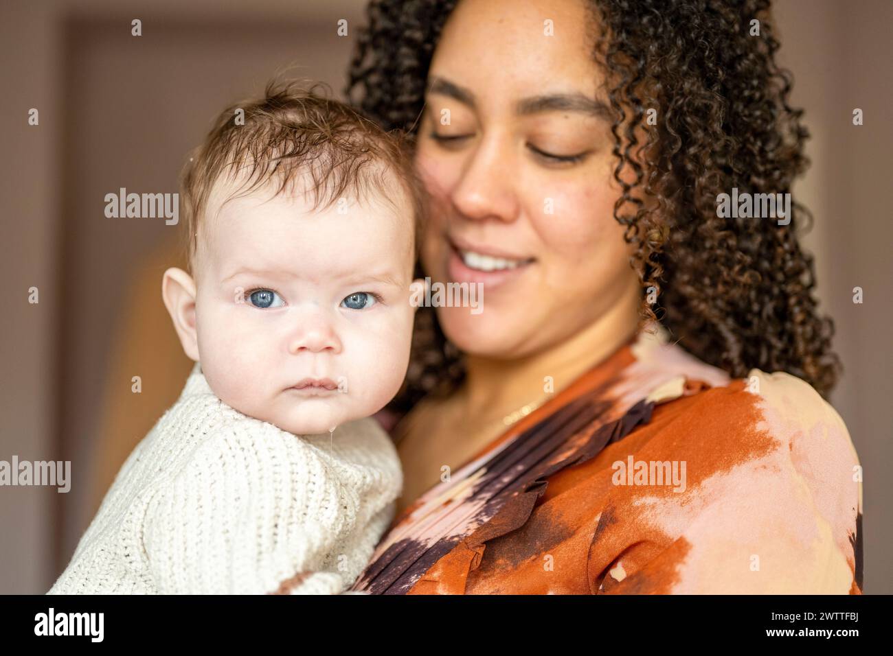 Momento affettuoso mentre una madre coccola il suo bambino Foto Stock