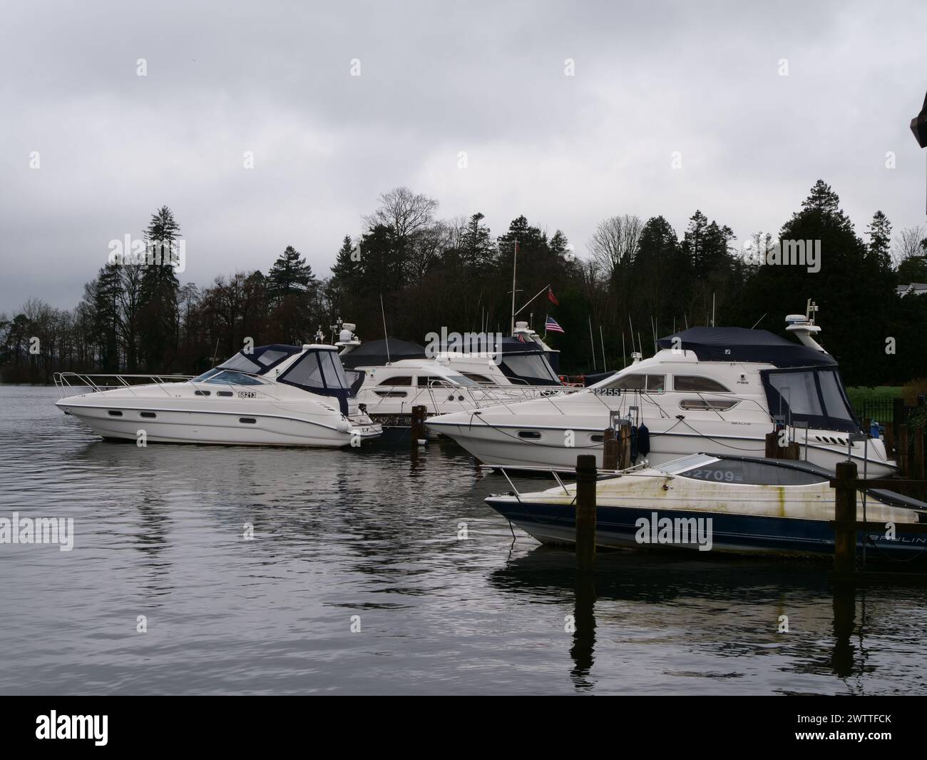 Barche ormeggiate sulle sponde di un lago. Foto Stock