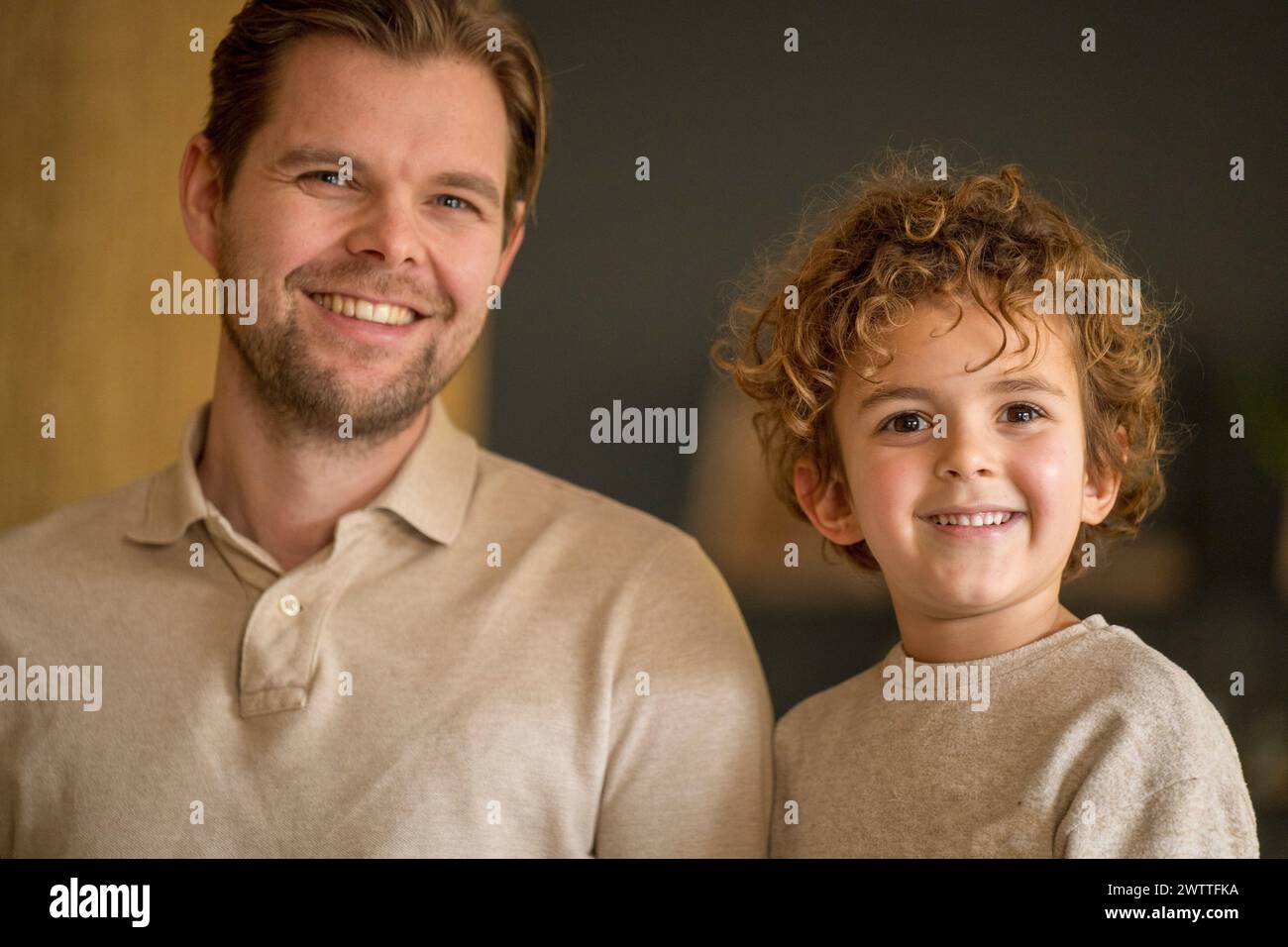 Padre e figlio allegri che condividono un momento felice insieme Foto Stock