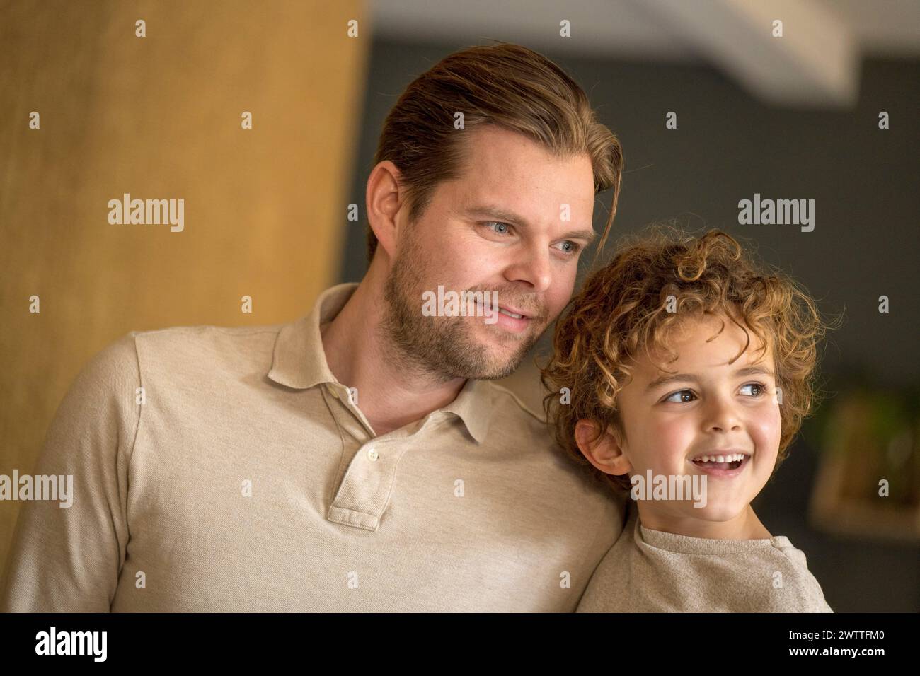 Padre e figlio condividono un momento di gioia insieme. Foto Stock