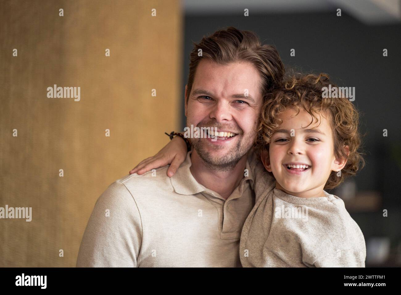 Padre e figlio condividono un momento felice insieme. Foto Stock