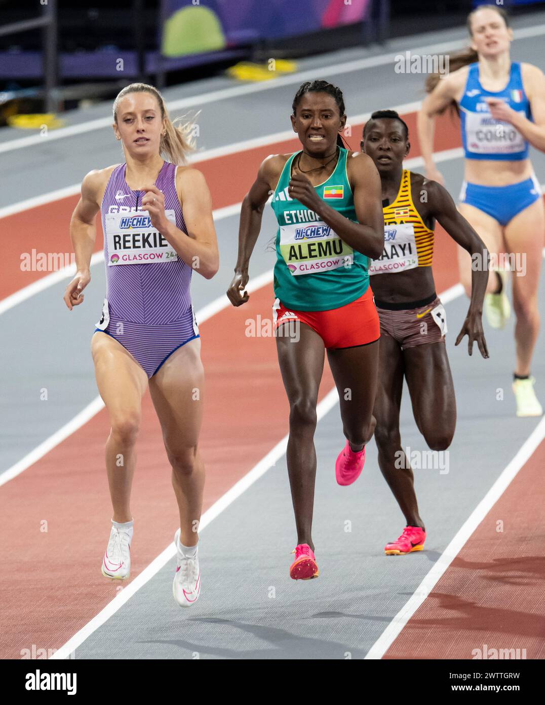 Jemma Reekie di Gran Bretagna e Habitam Alemu di Etiopia gareggiano nei 800 m di manches femminili ai Campionati del mondo di atletica indoor, Emirati Foto Stock