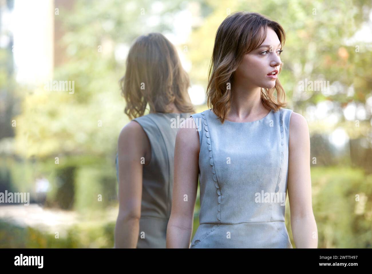 Donna che guarda le spalle all'aperto Foto Stock