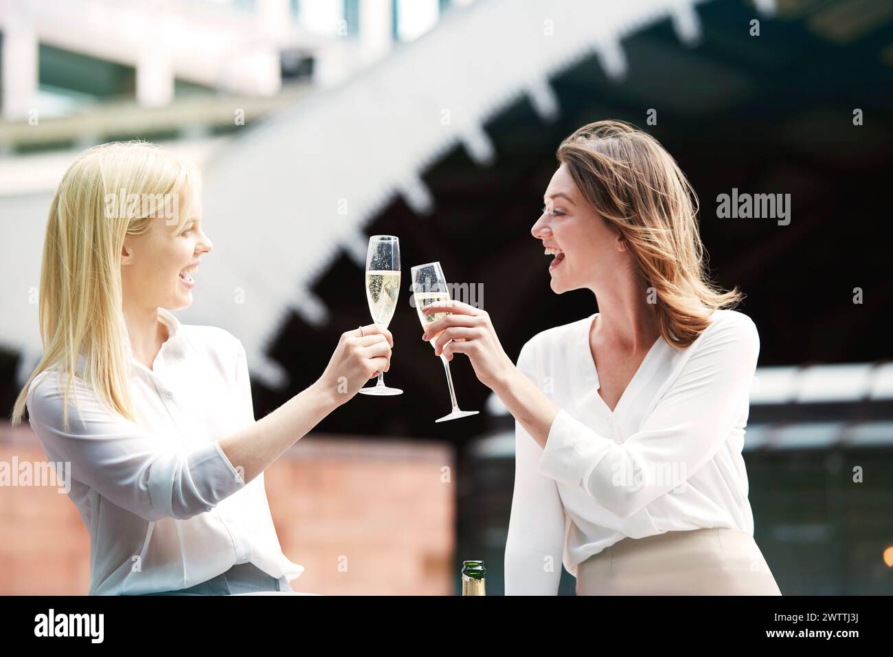 Due donne brindano con champagne Foto Stock