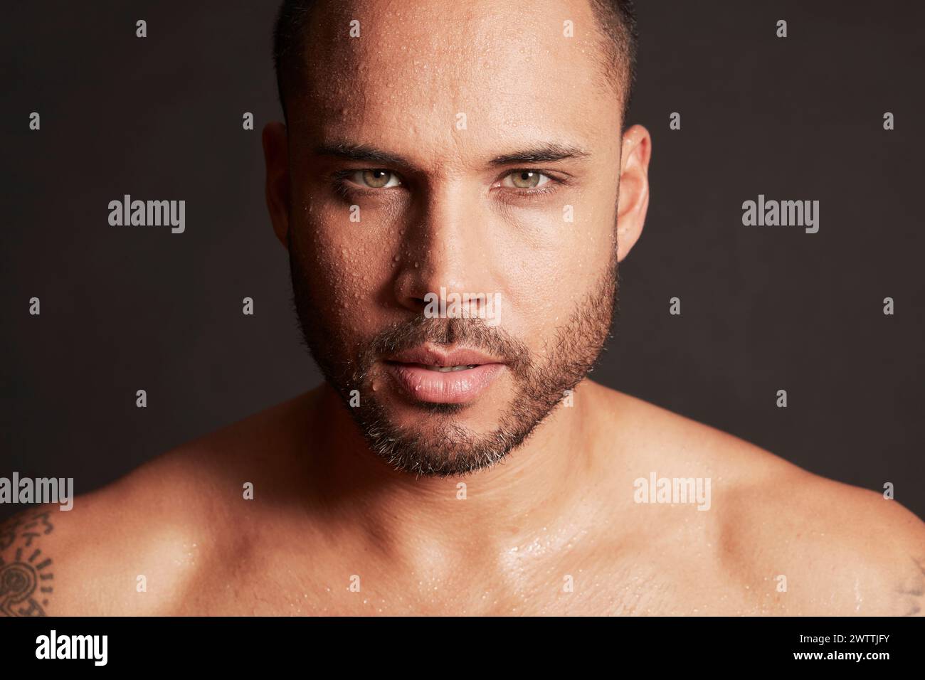 Ritratto di un uomo con uno sguardo intenso Foto Stock