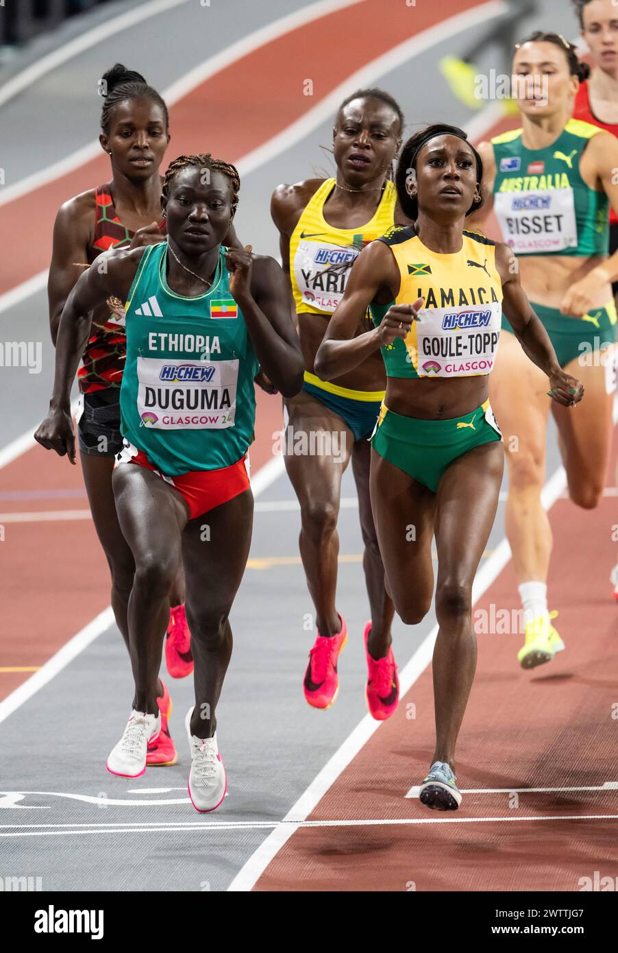 Tsige Duguma dell'Etiopia e Natoya Goule-Toppin della Giamaica gareggiano nei 800 metri di manche femminili ai Campionati del mondo di atletica indoor degli Emirati Arabi Foto Stock