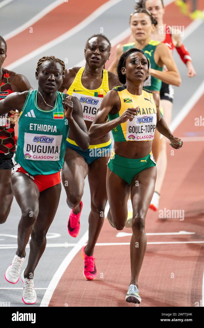 Tsige Duguma dell'Etiopia e Natoya Goule-Toppin della Giamaica gareggiano nei 800 metri di manche femminili ai Campionati del mondo di atletica indoor degli Emirati Arabi Foto Stock