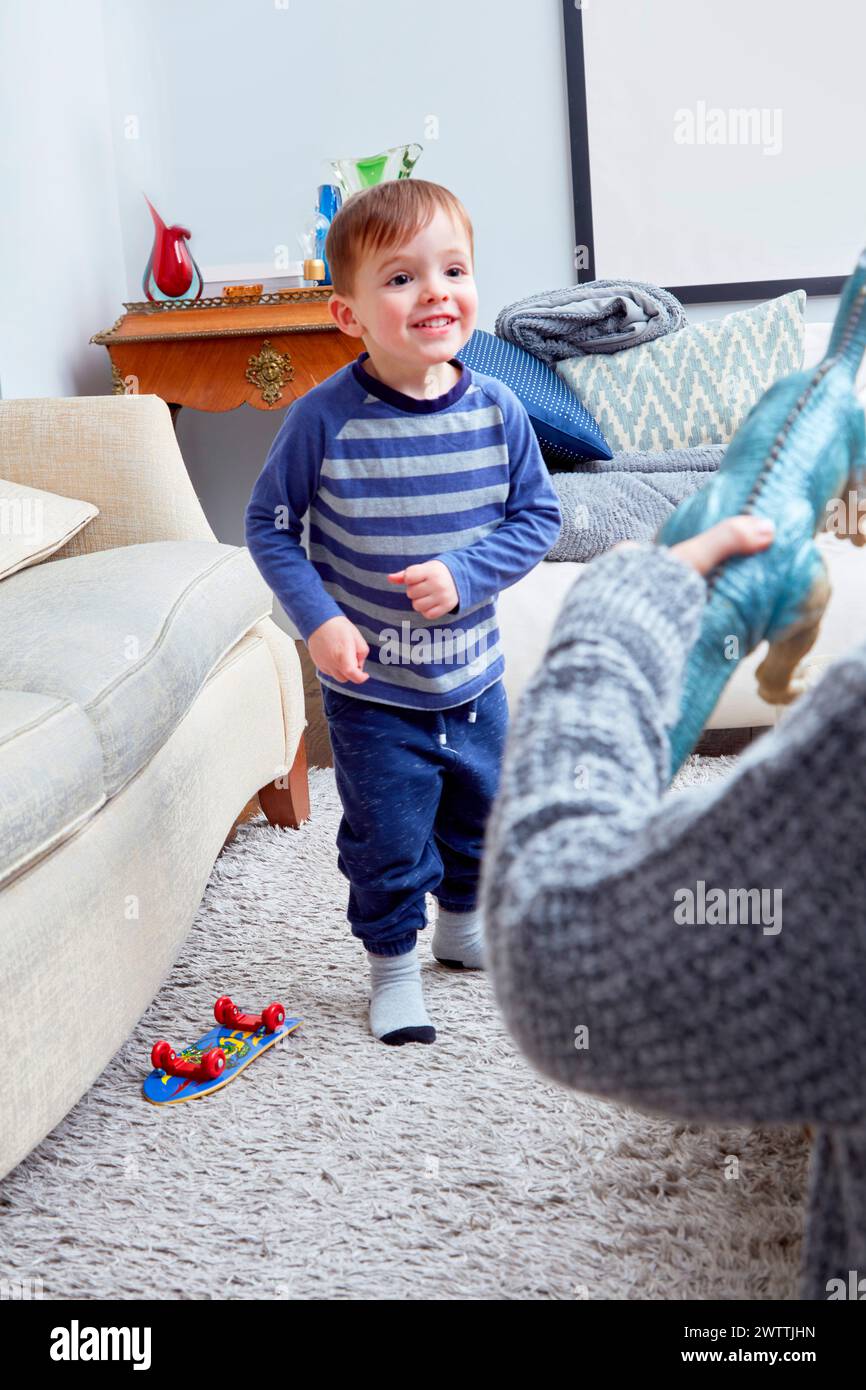 Il bambino gioca in un accogliente soggiorno Foto Stock