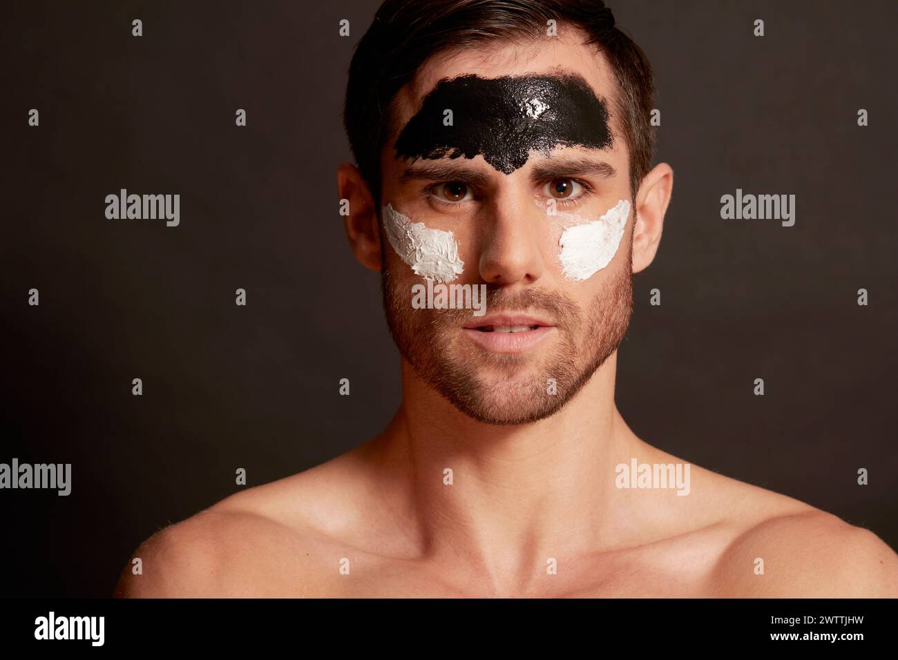 Uomo con vernice per il viso a contrasto Foto Stock