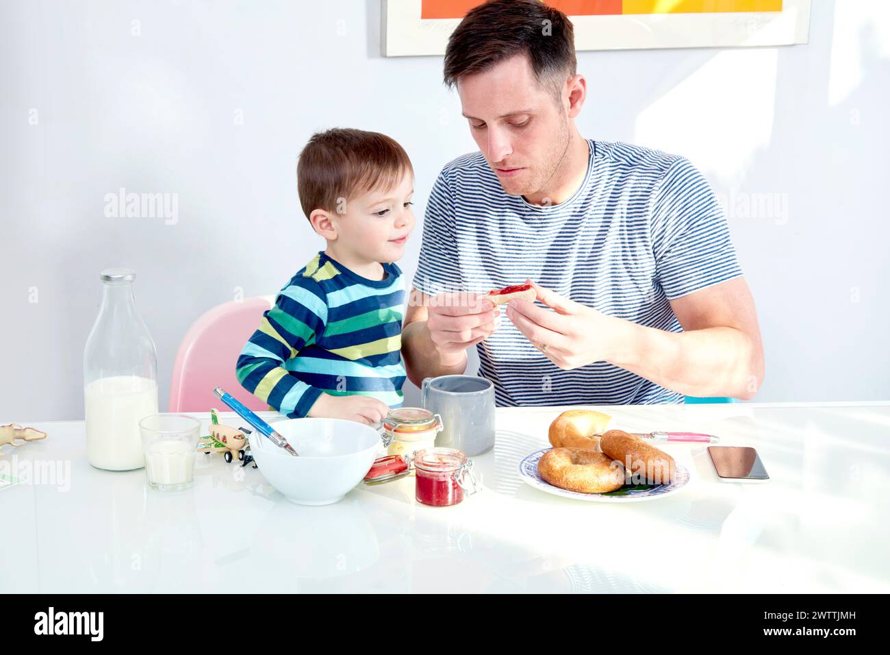 Padre e figlio si godevano la colazione insieme Foto Stock