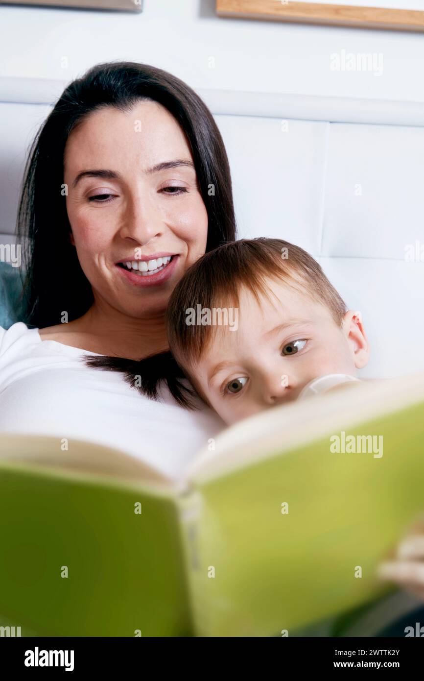 La madre e il bambino la lettura di un libro insieme Foto Stock