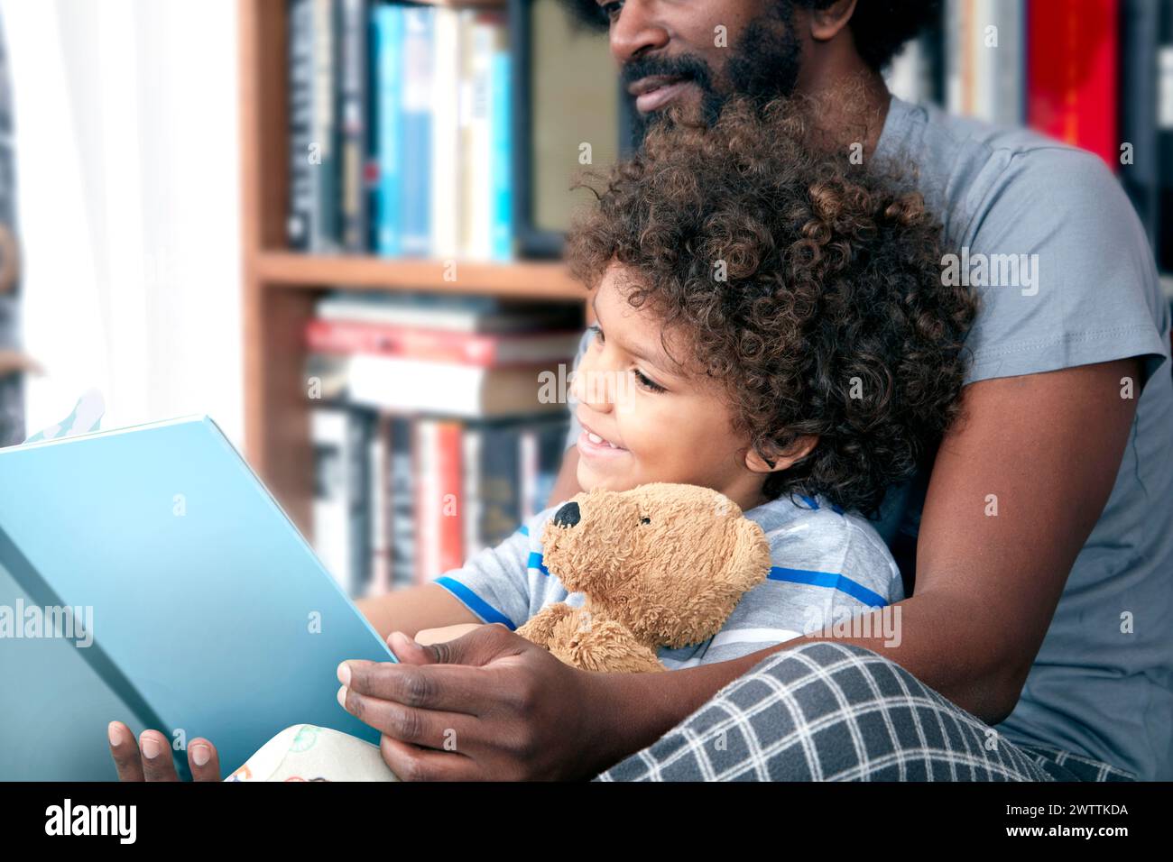 Padre e figlio leggono un libro insieme Foto Stock