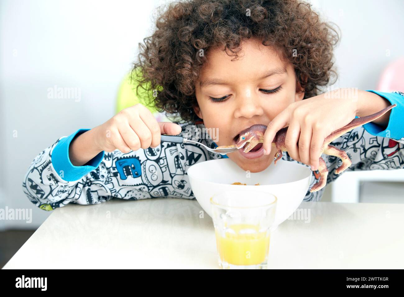 Bambino di mangiare la prima colazione Foto Stock