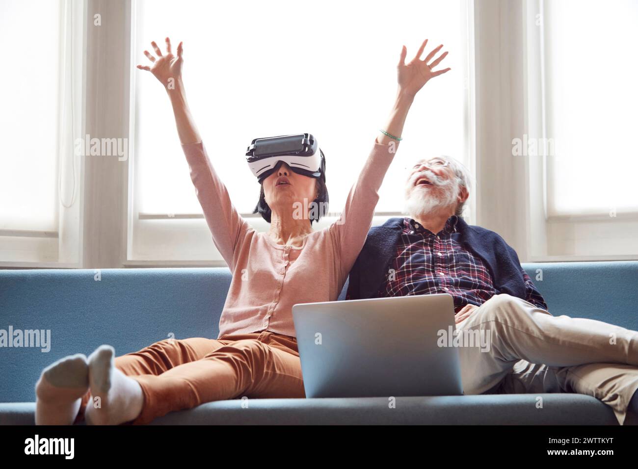 Uomo e donna anziani che si divertono con il visore VR Foto Stock