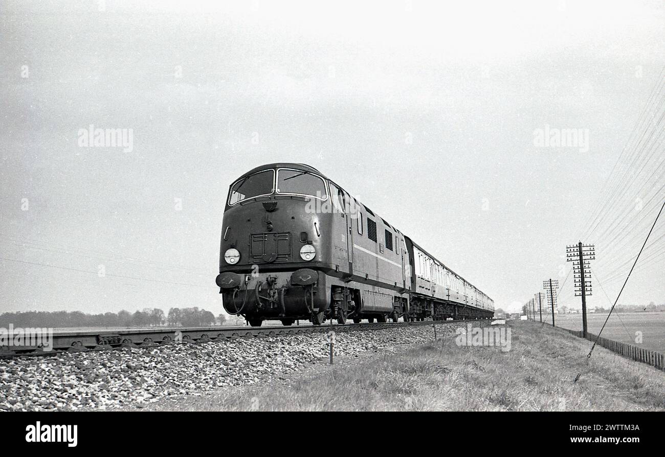1960, storico, un treno diesel con carreggiate su binario ferroviario, regione occidentale, Inghilterra, Regno Unito. Foto Stock