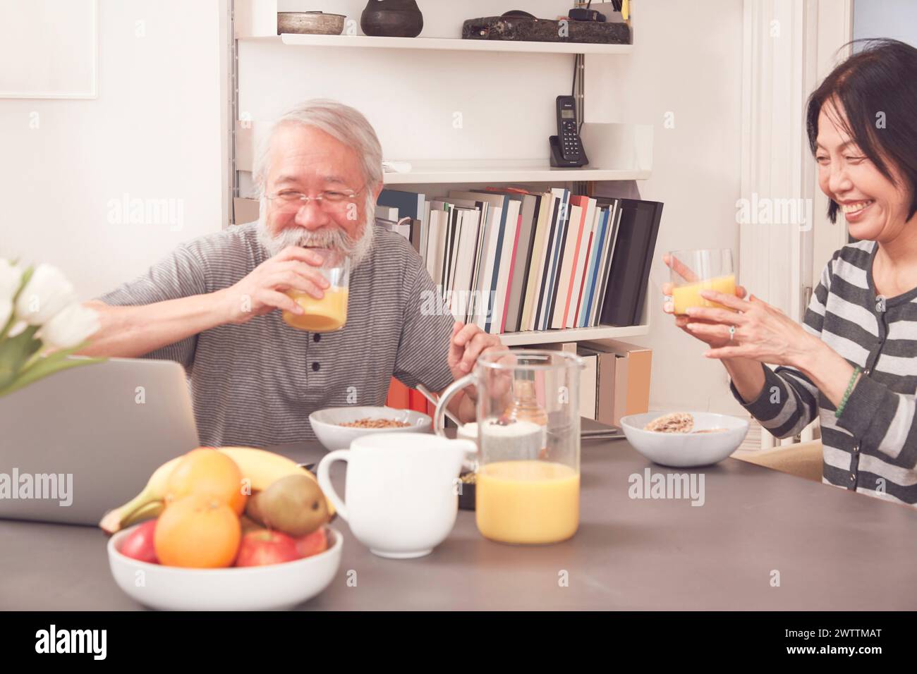 Coppie anziane che fanno colazione insieme Foto Stock