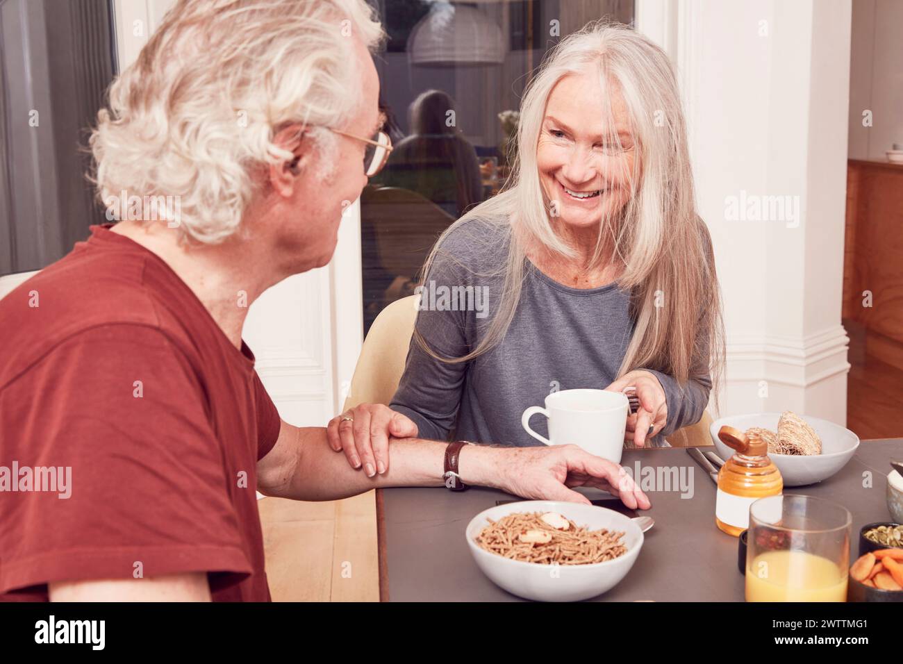 Coppie anziane che fanno colazione insieme Foto Stock