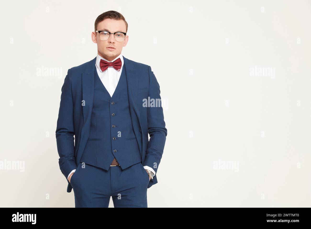 Dapper man in tuta blu e cravatta Foto Stock