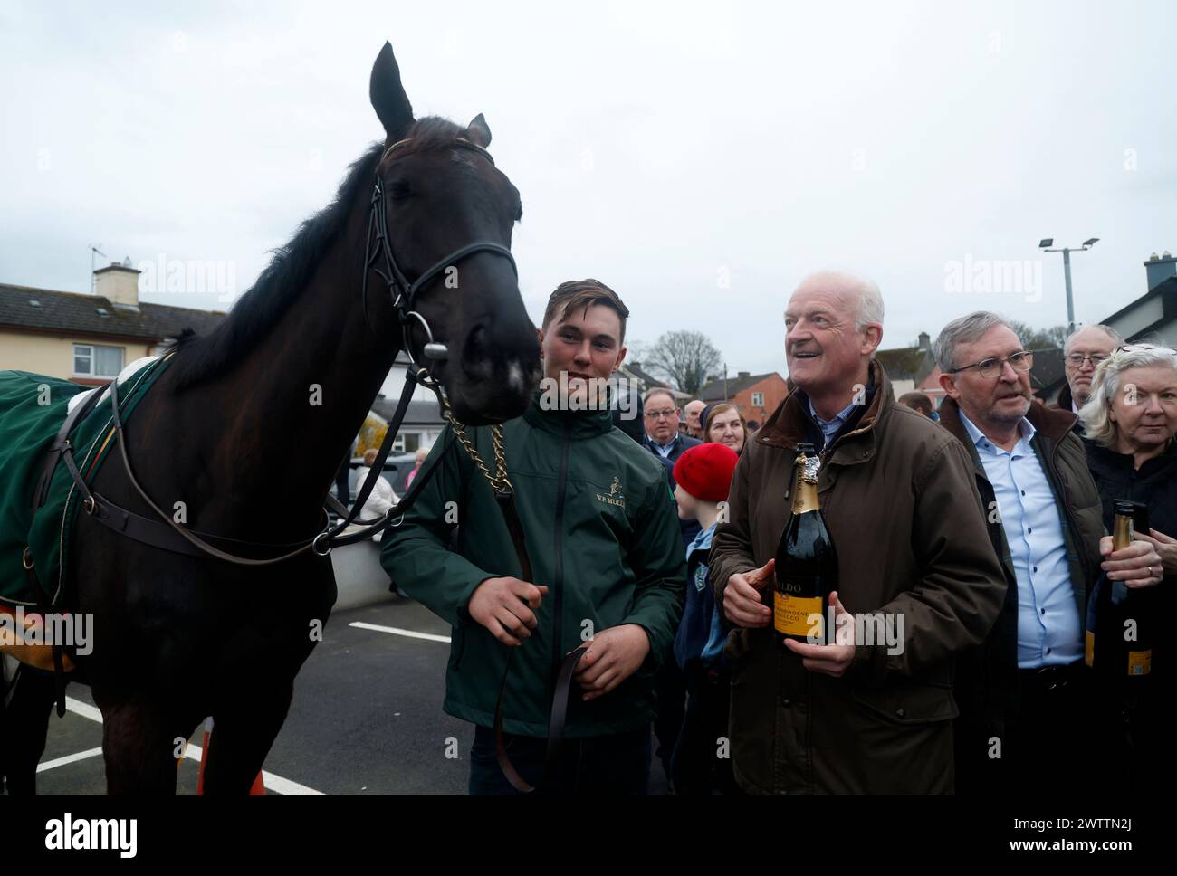 Galopin Des Champs, vincitore del Boodles Cheltenham Gold Cup 2024, sposo Adam Connolly e allenatore Willie Mullins durante il ritorno dei vincitori della Boodles Cheltenham Gold Cup 2024 a Leighlinbridge, Irlanda. Data foto: Martedì 19 marzo 2024. Foto Stock