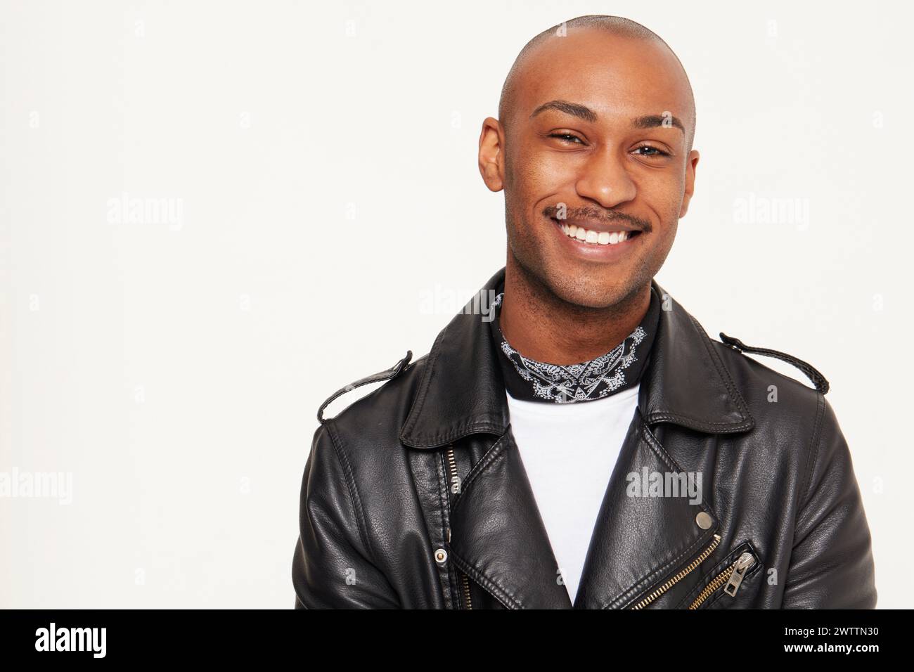 Uomo sorridente in una giacca di pelle Foto Stock