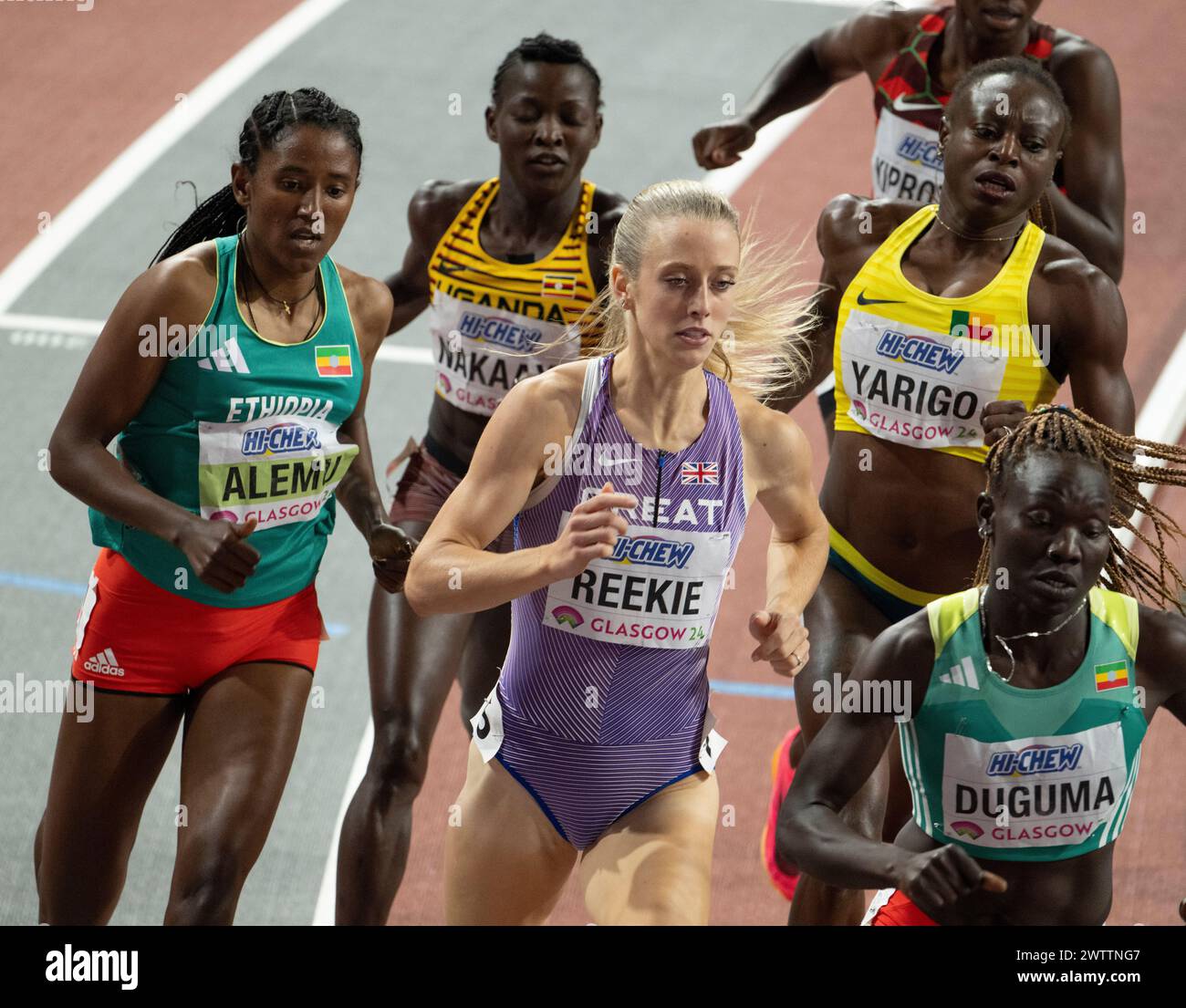 Habitam Alemu dell'Etiopia e Jemma Reekie della Gran Bretagna gareggiano nella finale femminile dei 800 m ai Campionati del mondo di atletica leggera indoor degli Emirati Arabi Foto Stock