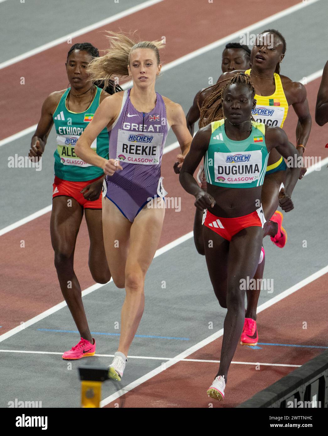 Habitam Alemu e Tsige Duguma dell'Etiopia, Jemma Reekie della Gran Bretagna gareggiano nella finale femminile dei 800 m al World Athletics Indoor Championsh Foto Stock