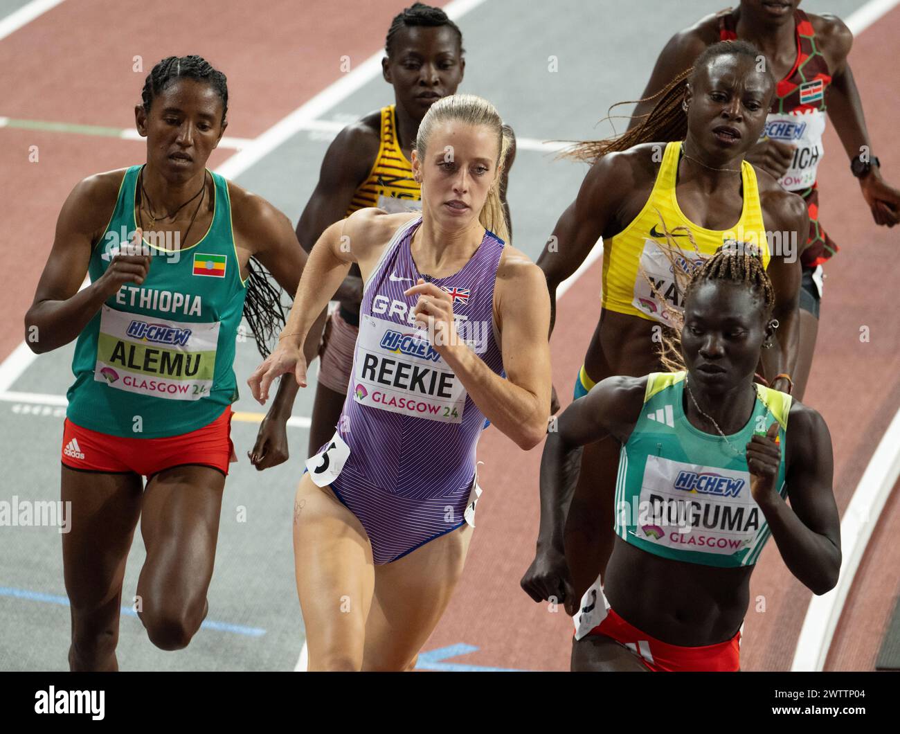 Habitam Alemu e Tsige Duguma dell'Etiopia, Jemma Reekie della Gran Bretagna gareggiano nella finale femminile dei 800 m al World Athletics Indoor Championsh Foto Stock