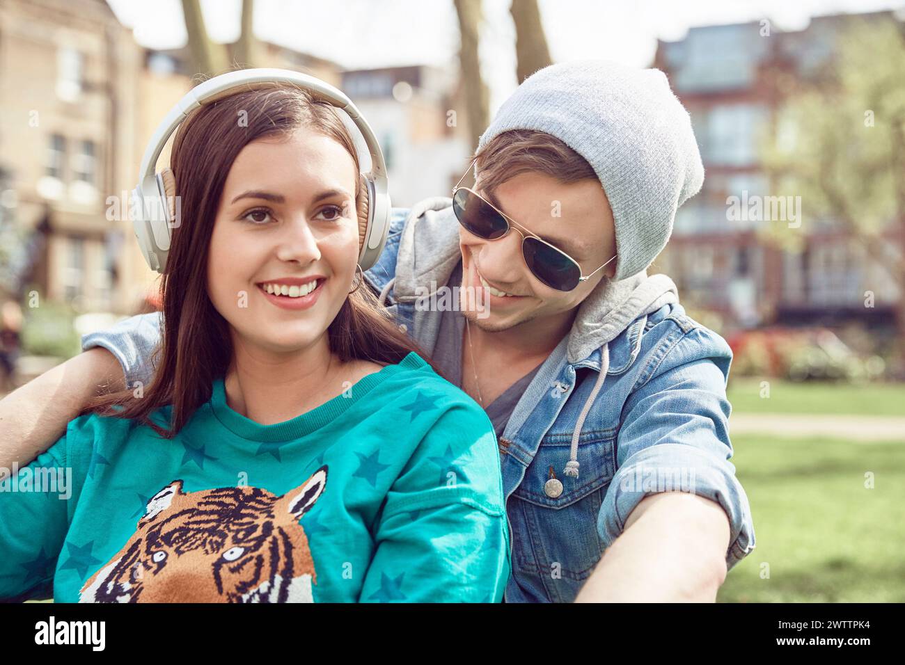 Coppia che si gode una giornata di sole all'aperto Foto Stock