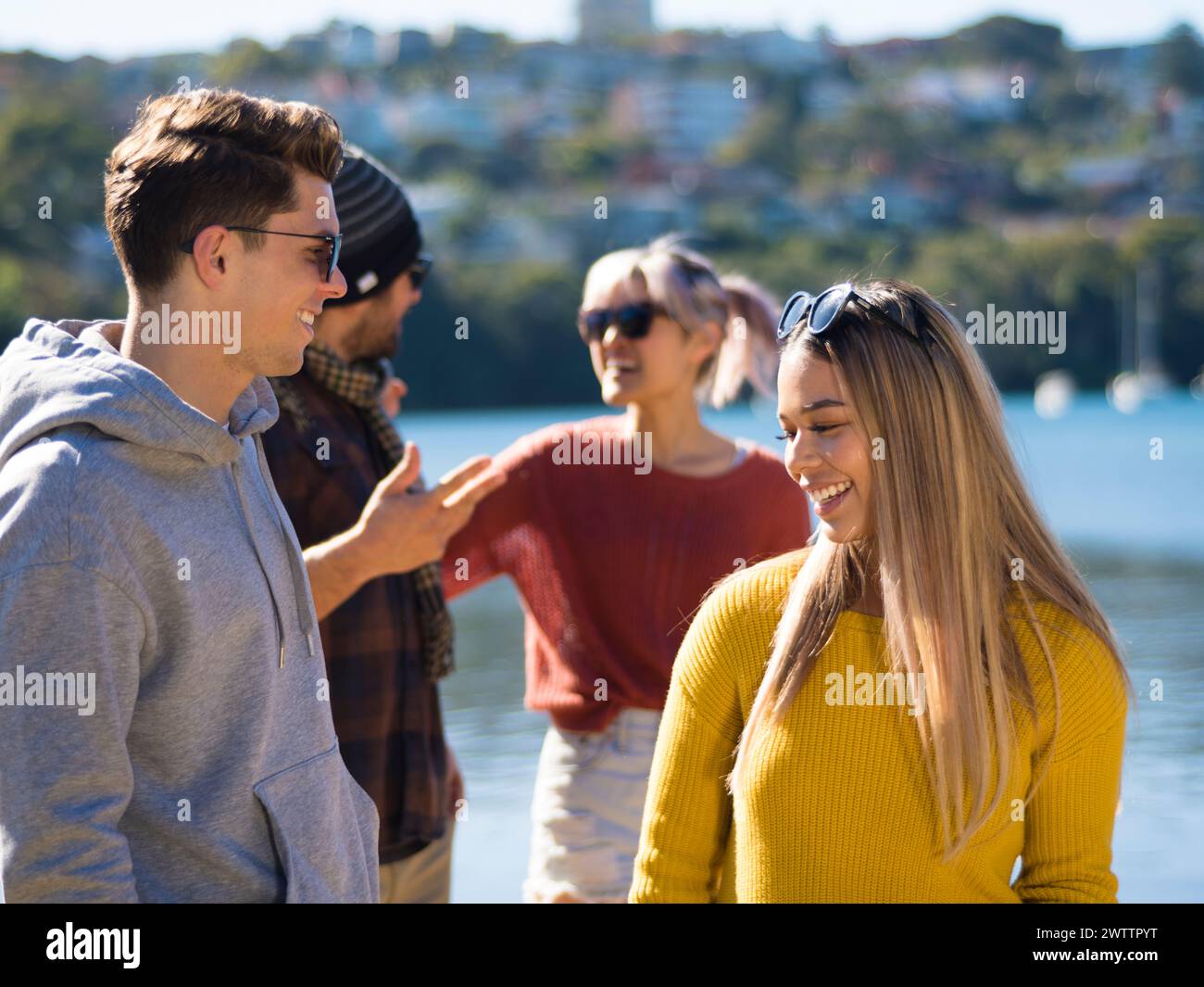 Gruppo di amici che si godono una giornata di sole all'aperto Foto Stock