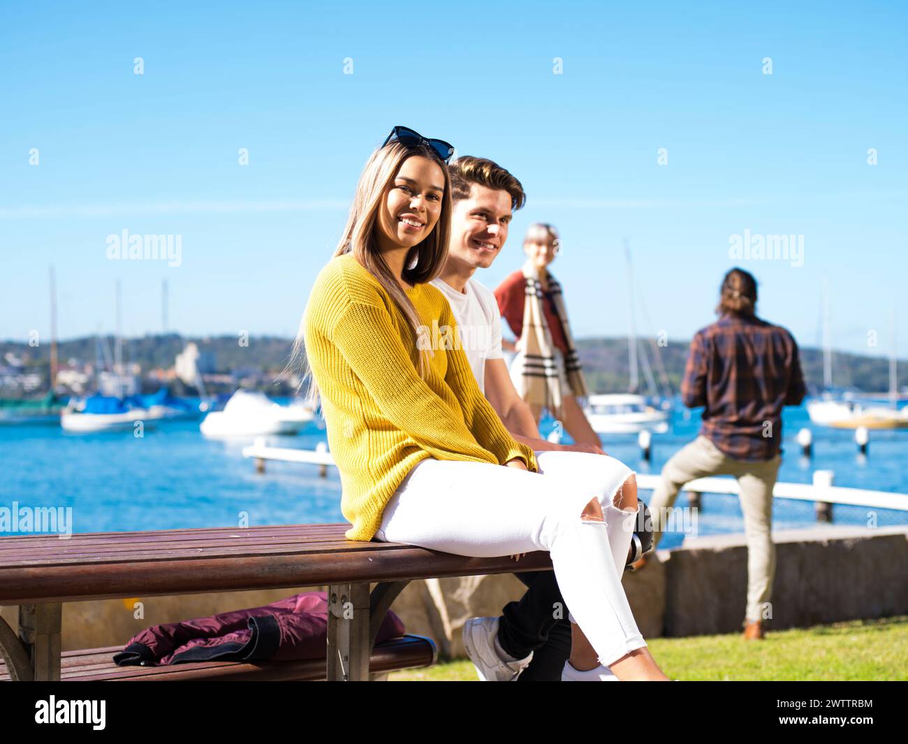 Amici in riva al mare con le barche Foto Stock