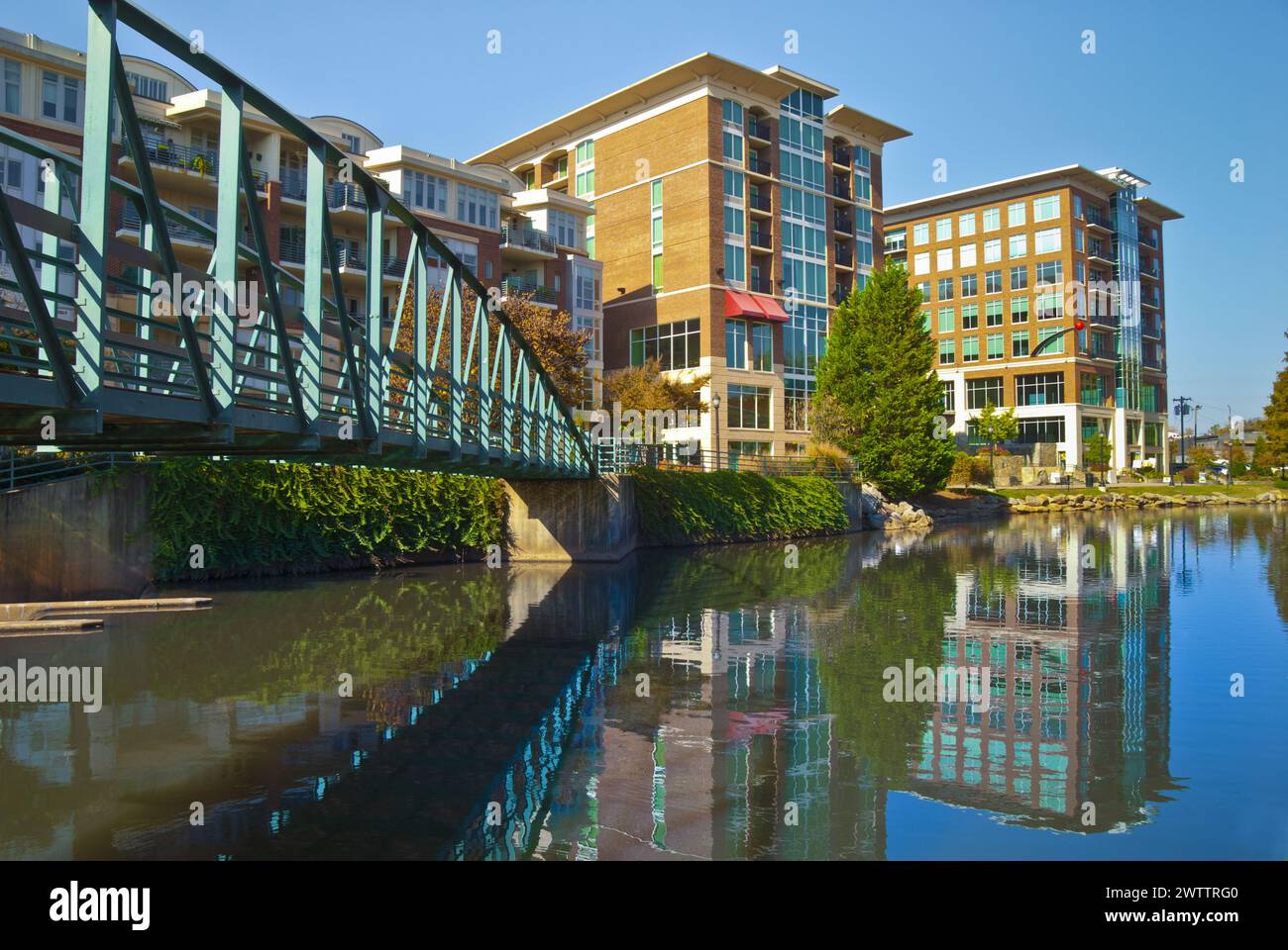Centro di Greenville dal ponte di Main Street sul fiume Reedy, Greenville, South Carolina Foto Stock