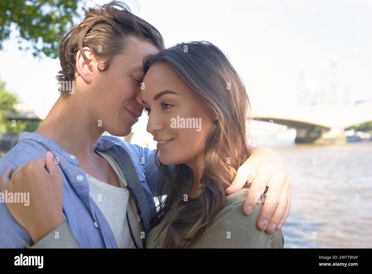 Coppia che abbraccia il fiume Foto Stock