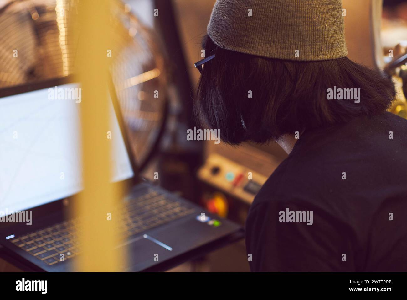 Persona che lavora su un notebook con grafici sullo schermo Foto Stock