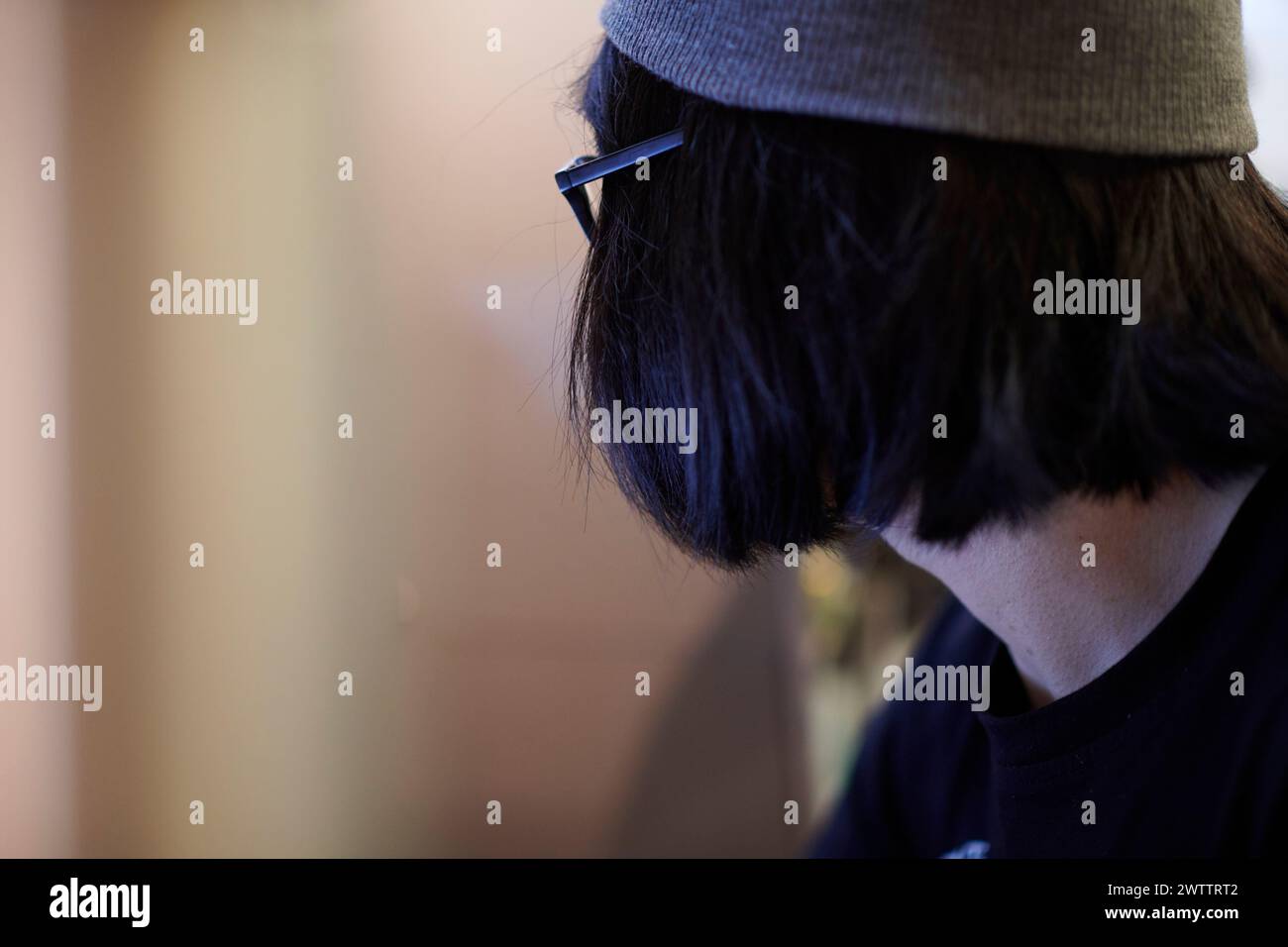 Profilo laterale di una persona che indossa un cappello e occhiali Foto Stock