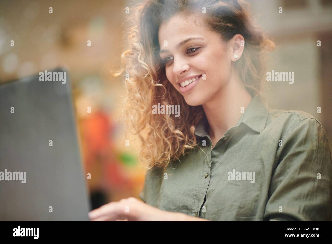 Donna sorridente con un laptop Foto Stock