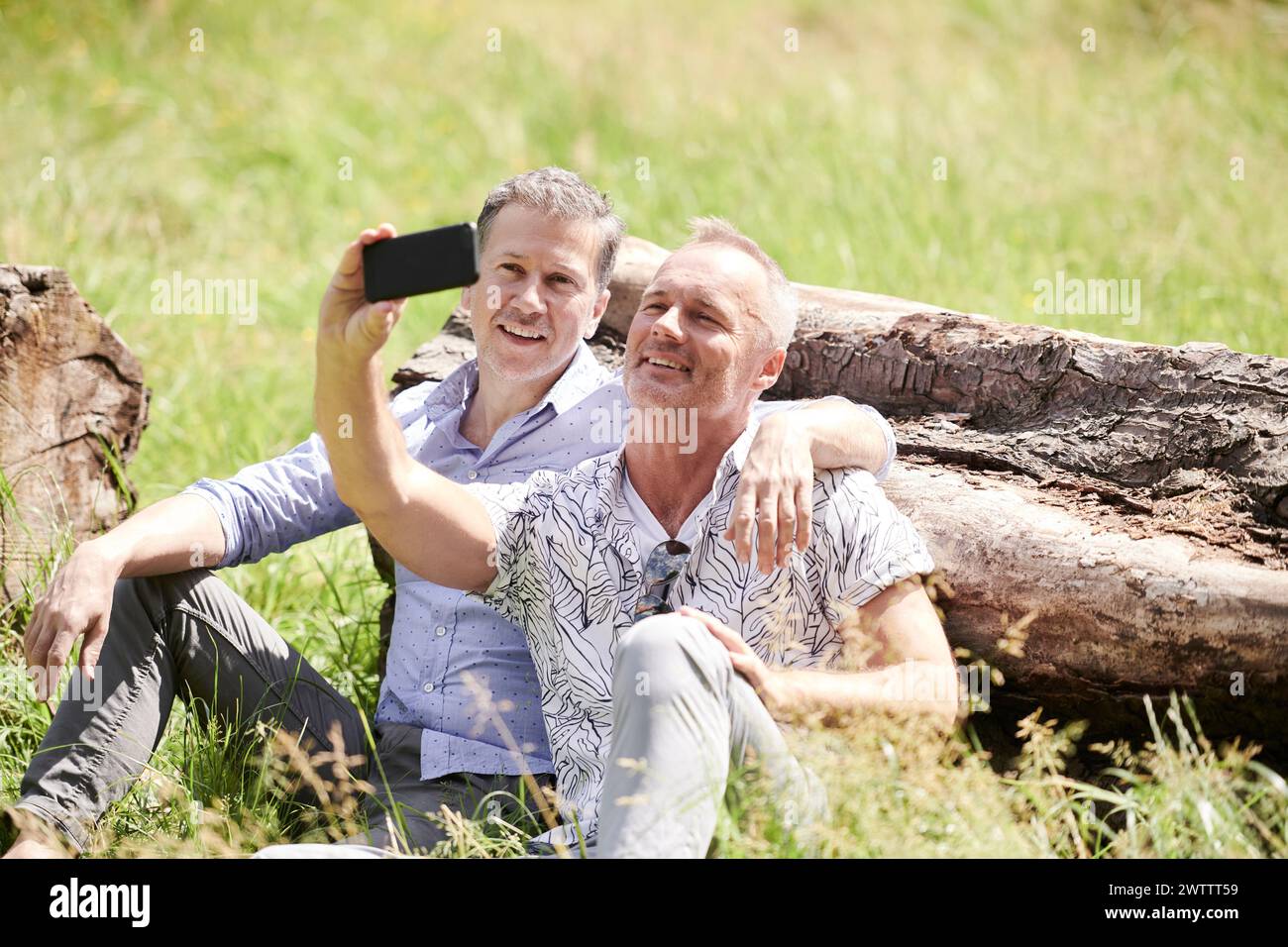 Due uomini che fanno un selfie all'aperto Foto Stock