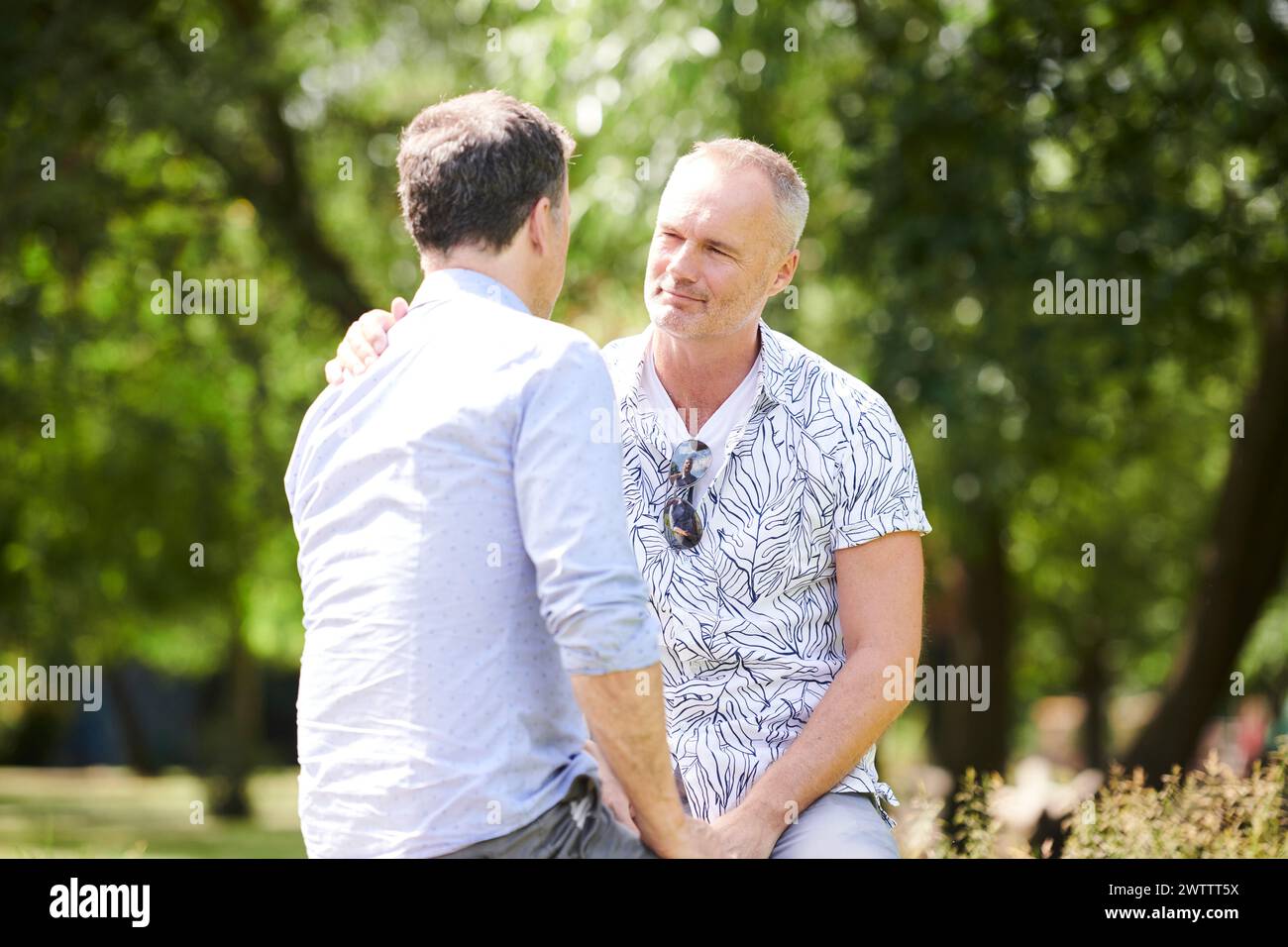 Due uomini che hanno una conversazione all'aperto Foto Stock