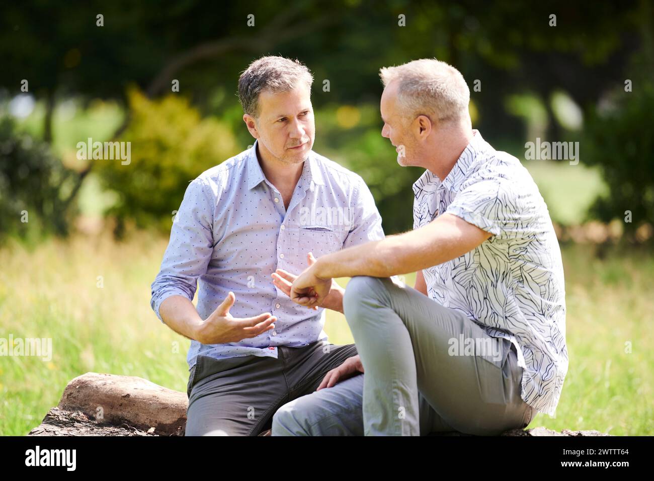 Due uomini che hanno una conversazione all'aperto Foto Stock
