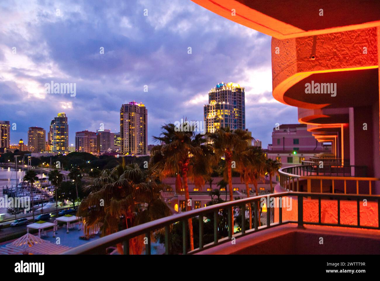 Lo skyline della città si affaccia sul Renaissance Vinoy e sul porticciolo nel centro di St Petersburg, Florida - Stati Uniti Foto Stock