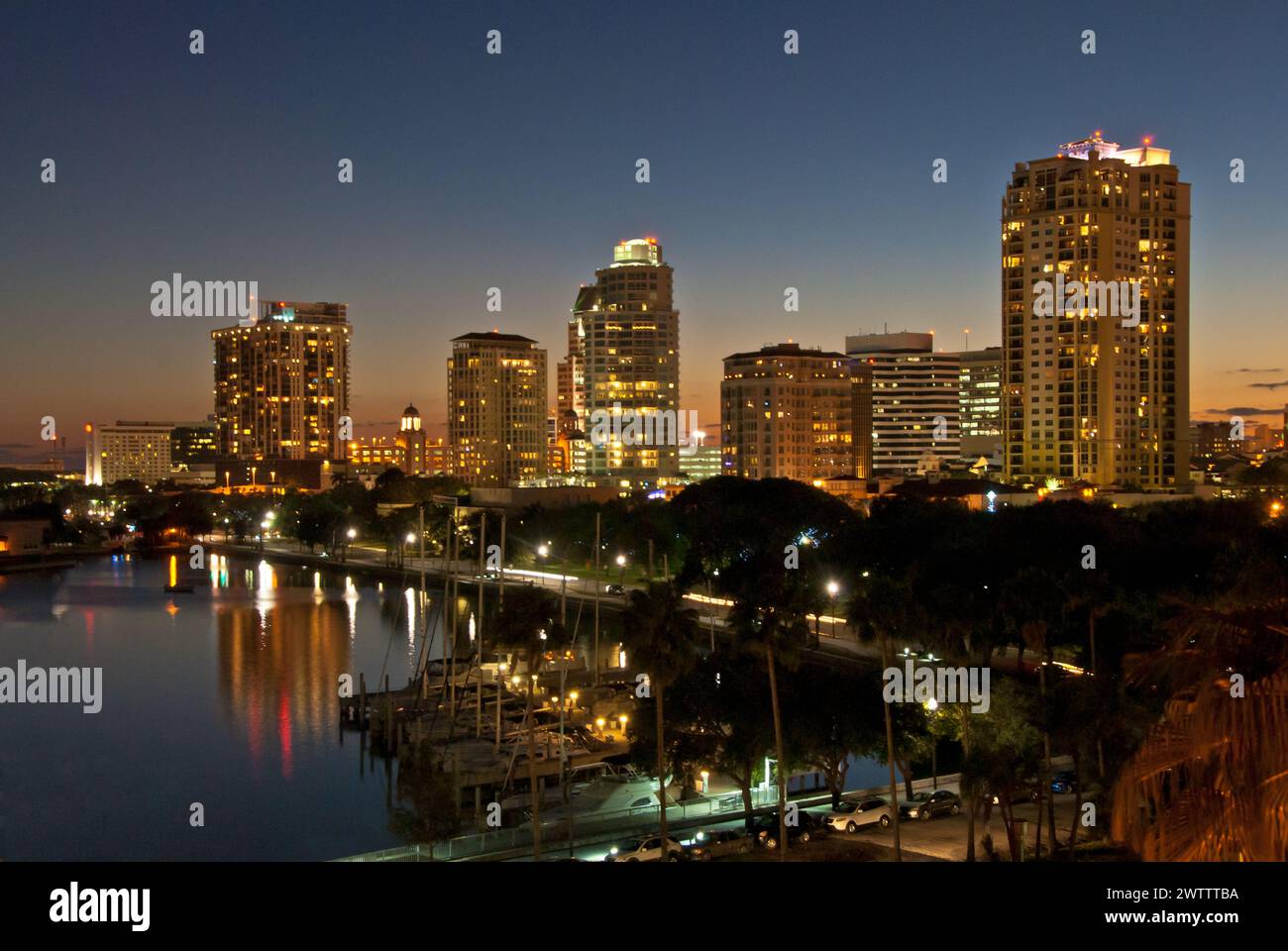 Lo skyline della città si affaccia sul porticciolo nel centro di St Petersburg, Florida - Stati Uniti Foto Stock