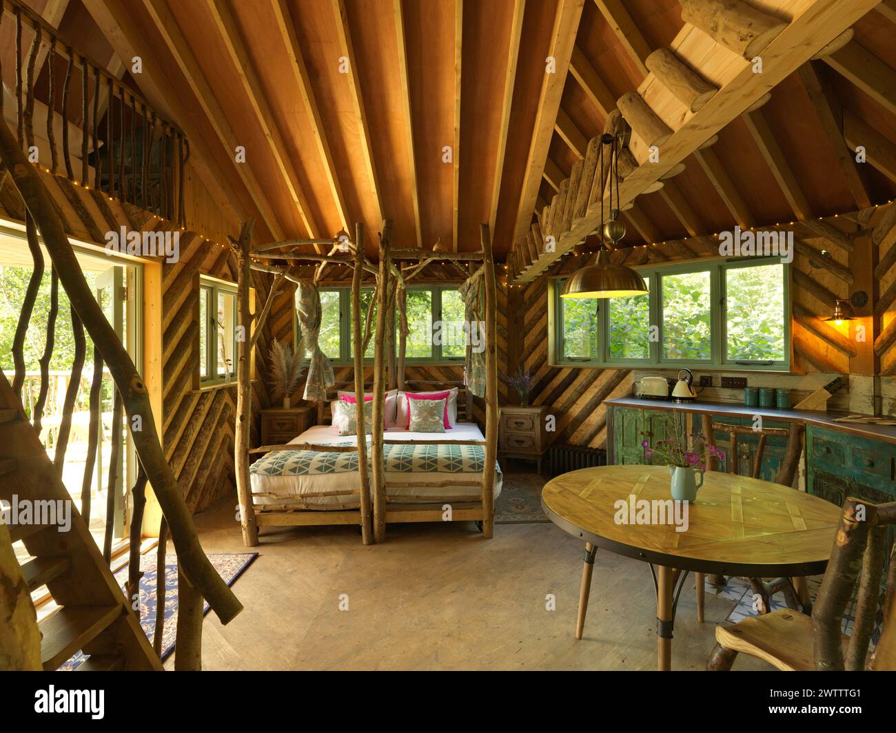 Accogliente abitacolo in legno con mobili rustici Foto Stock