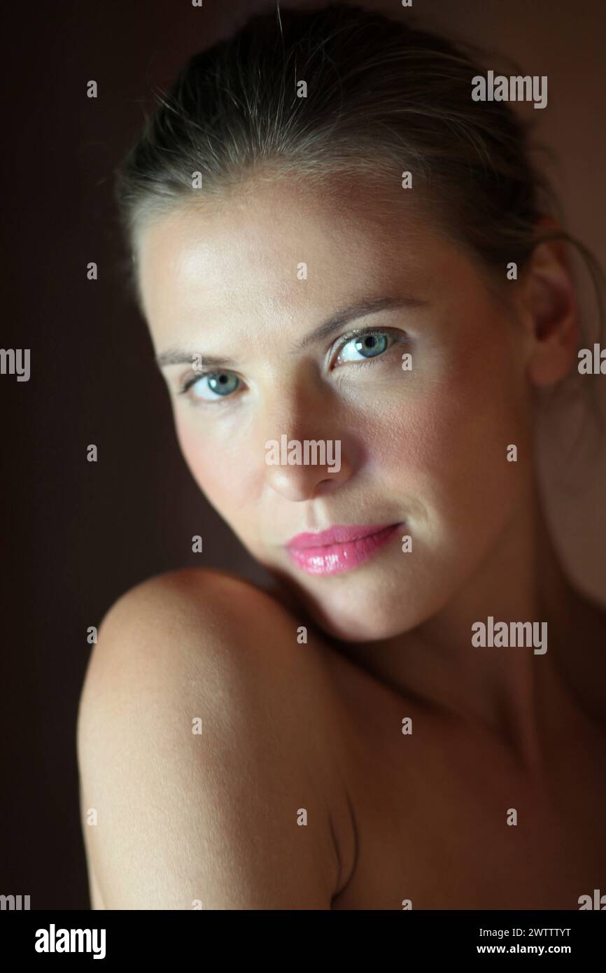 Ritratto di una donna con un sorriso sottile Foto Stock
