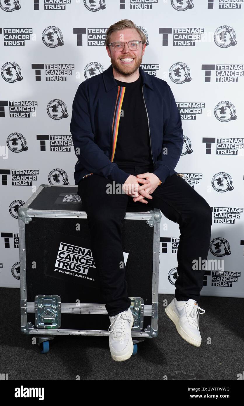 Rob Beckett dietro le quinte durante A Night of Comedy, lo spettacolo Teenage Cancer Trust alla Royal Albert Hall di Londra. Data foto: Martedì 19 marzo 2024. Foto Stock