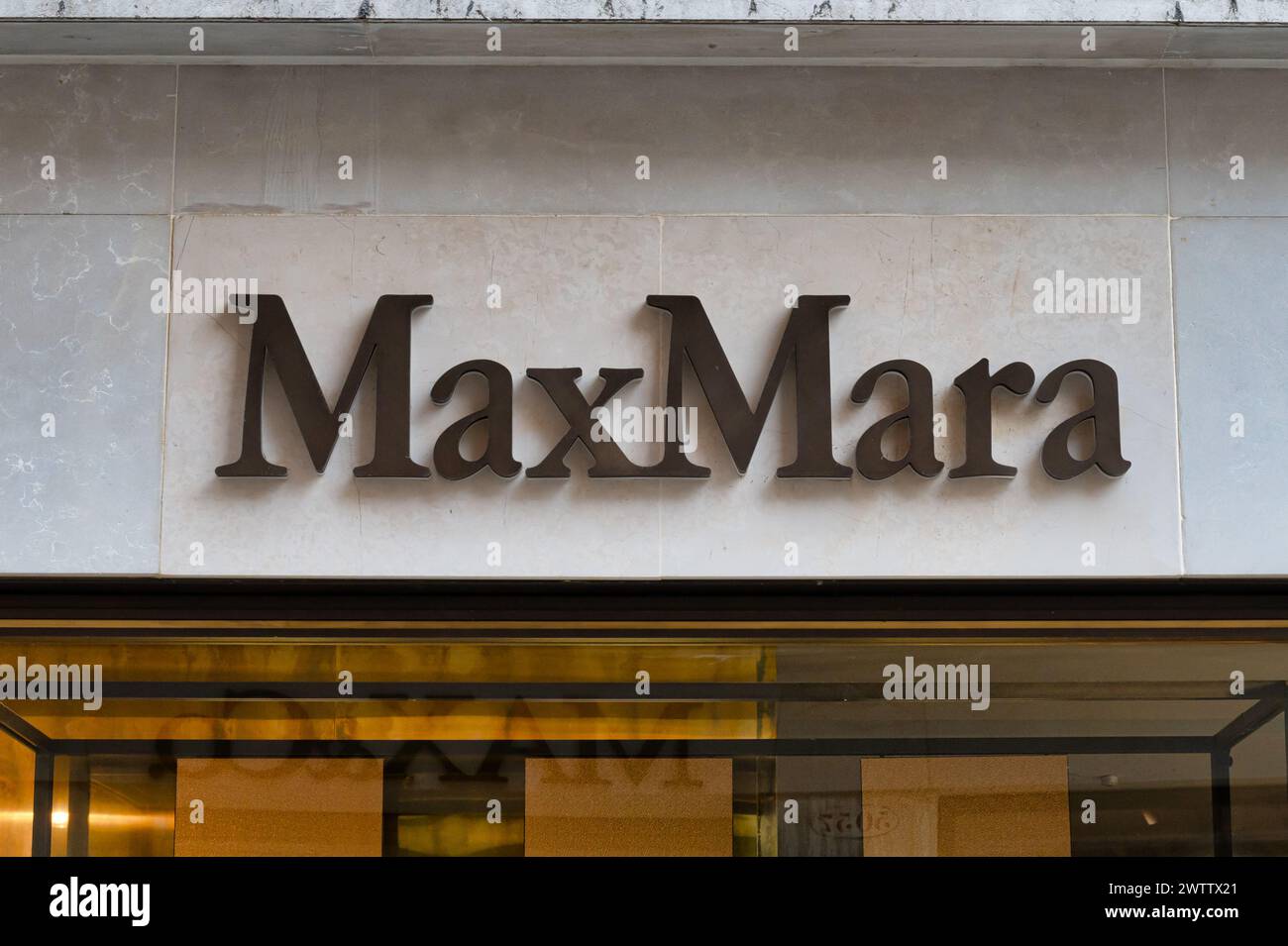 Venezia, Italia - 27 febbraio 2023: Il cartello per MaxMara a Venezia. Foto Stock