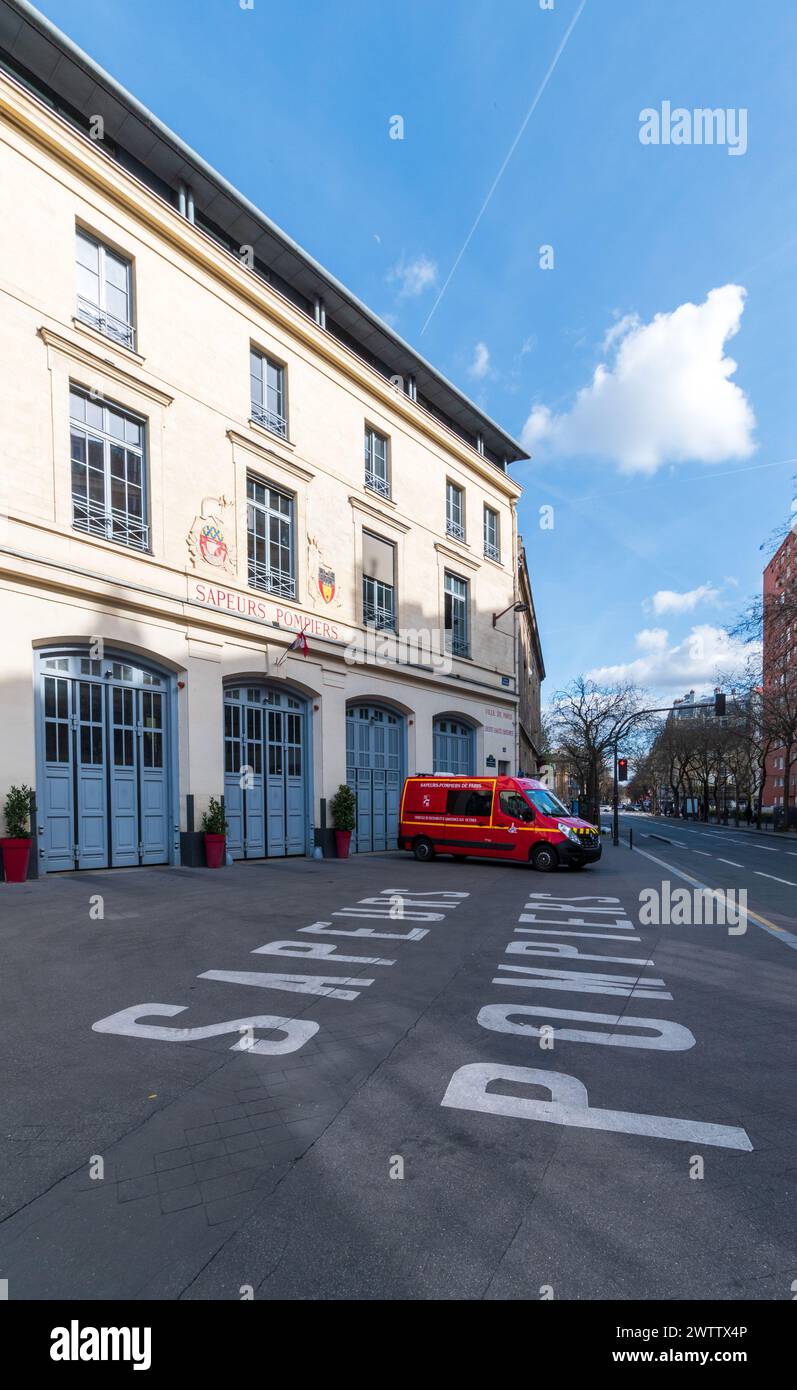 Parigi, Francia - 09 29 2023 : stazione dei vigili del fuoco e camion dei pompieri a Parigi Foto Stock