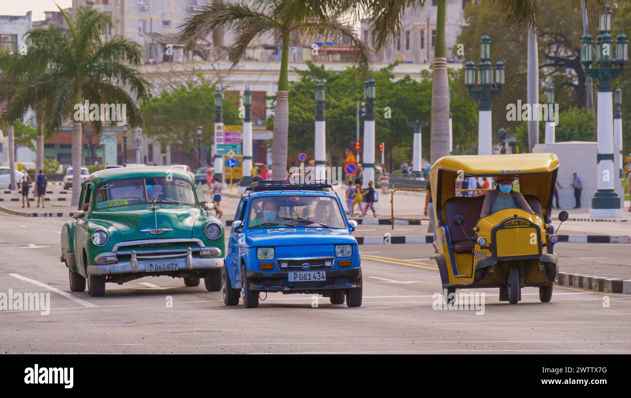 L'Avana, Cuba - 10 GENNAIO 2022 - vecchie auto d'epoca americane, taxi Coco per le strade di l'Avana, Cuba. Scena urbana, persone e traffico nella città vecchia di Habana. Centro dell'Avana con auto d'epoca. Viaggi a Cuba. Foto Stock