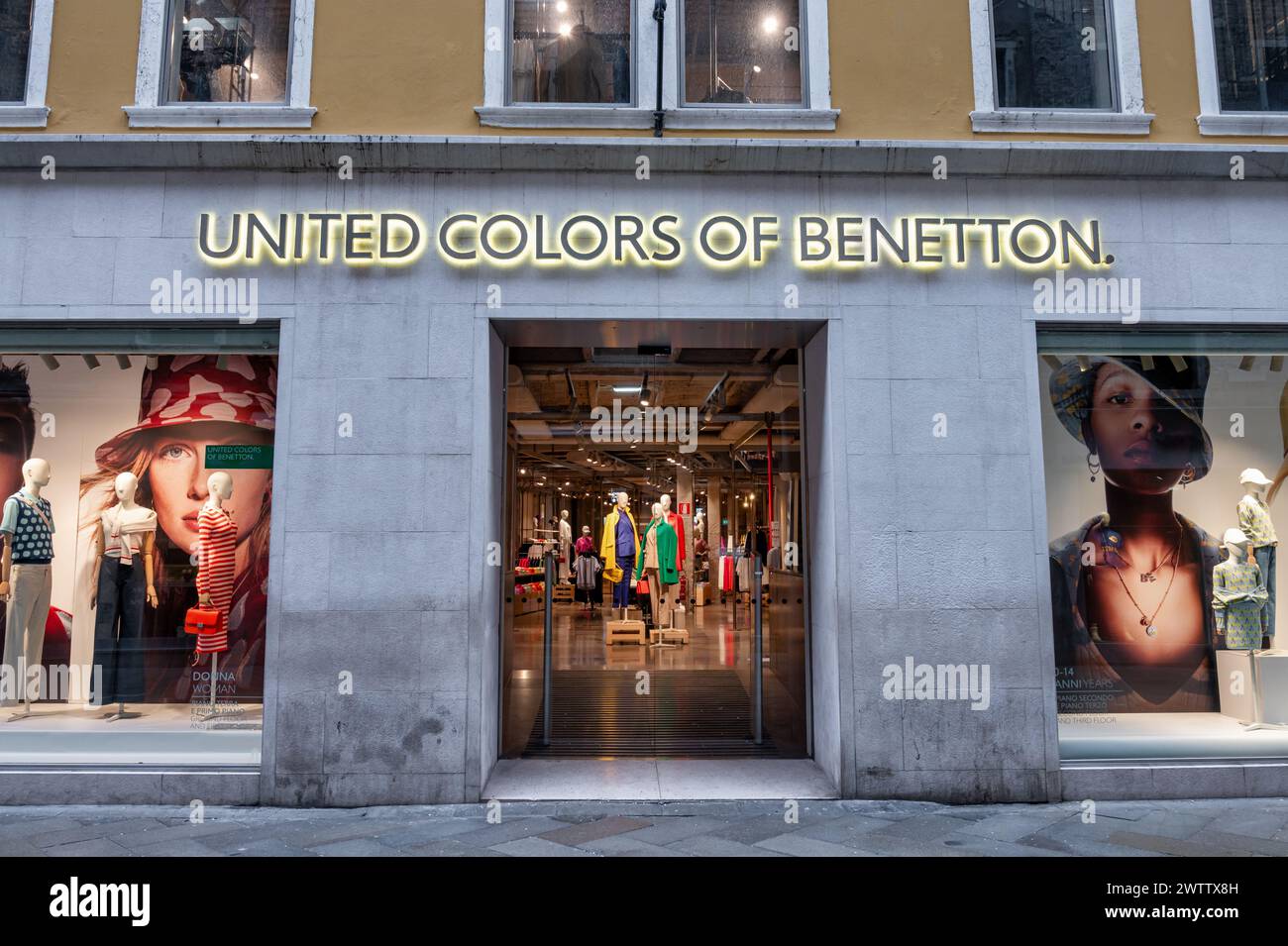 Venezia, Italia - 27 febbraio 2023: Il fronte di United Color of Benetton a Venezia. Foto Stock