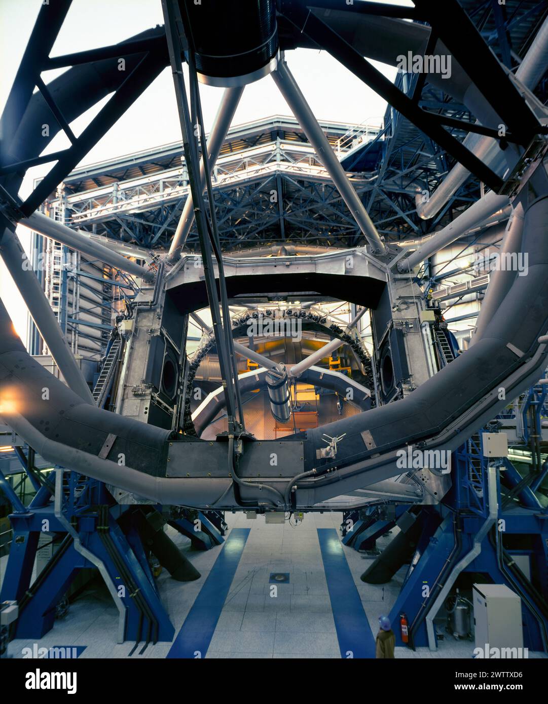 Interno di un impianto industriale con macchinari di grandi dimensioni Foto Stock