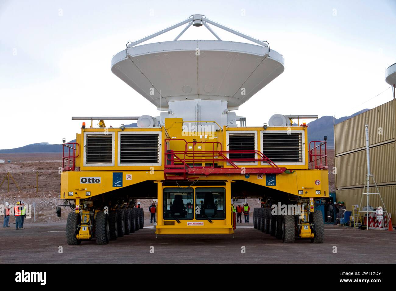 Grande antenna su una piattaforma mobile presso una struttura scientifica Foto Stock